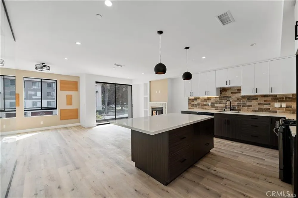 11858 W Flower Lane Valley Village, CA 91607