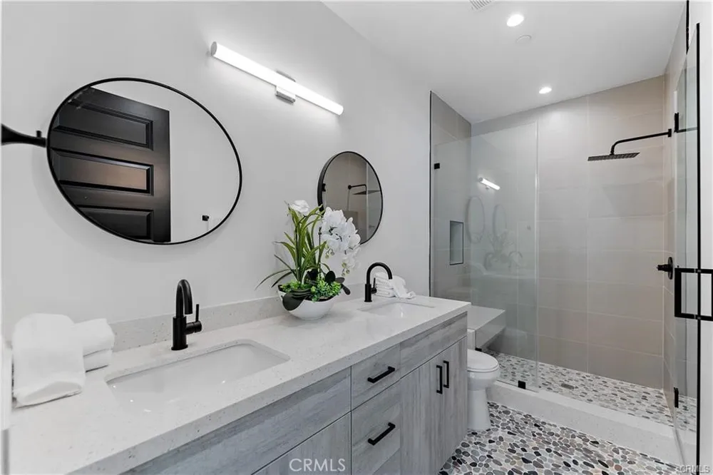 11858 W Flower Lane Valley Village, CA 91607