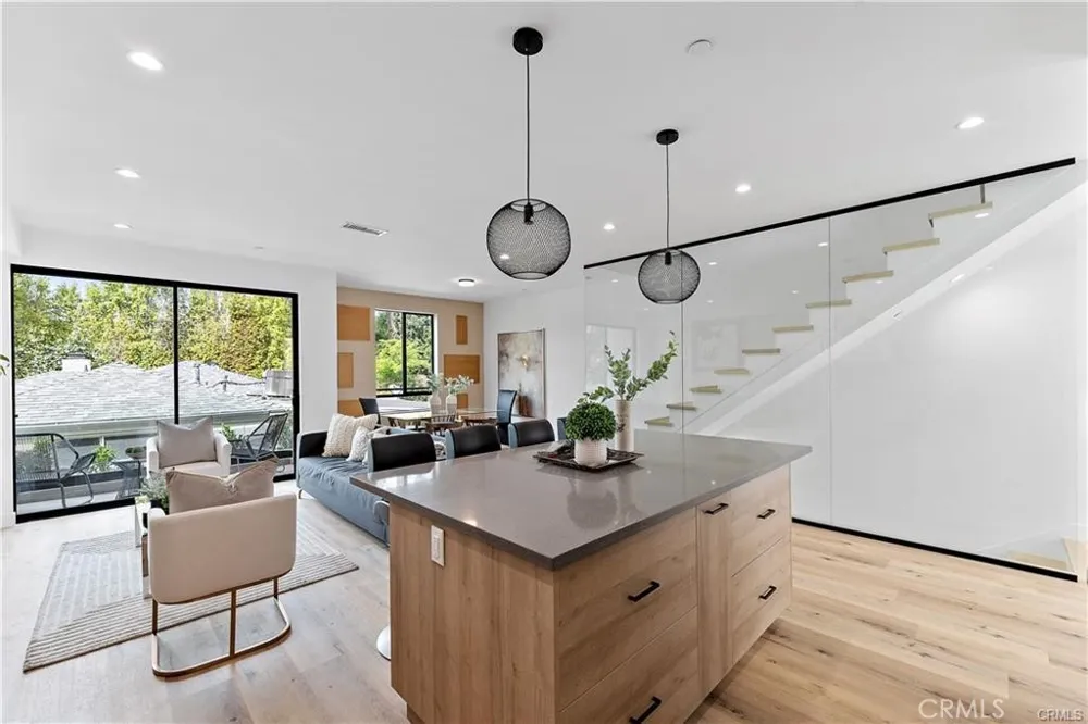 11858 W Flower Lane Valley Village, CA 91607