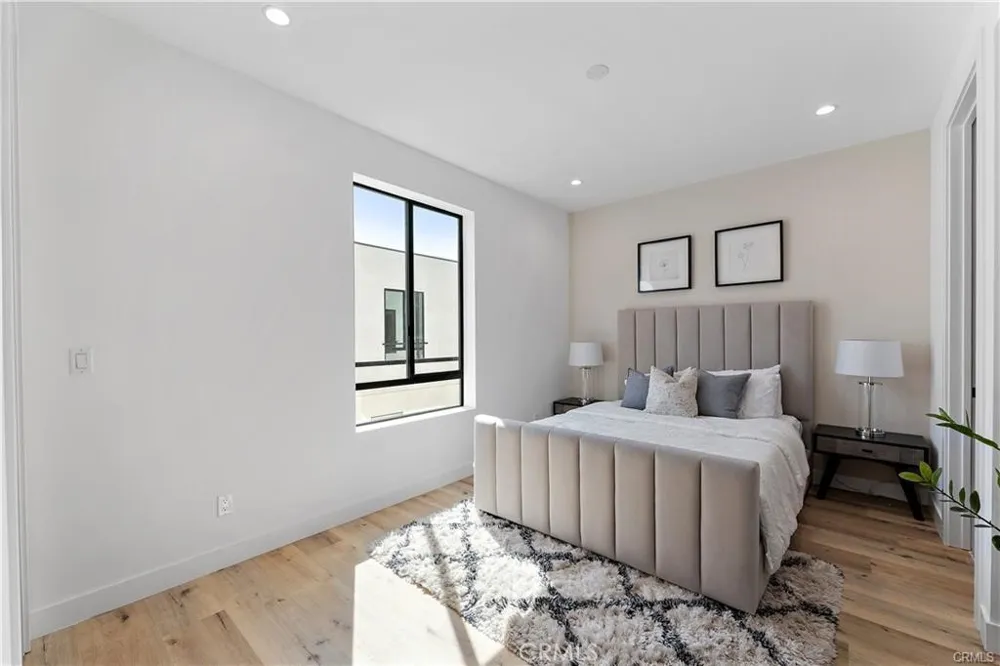 11858 W Flower Lane Valley Village, CA 91607