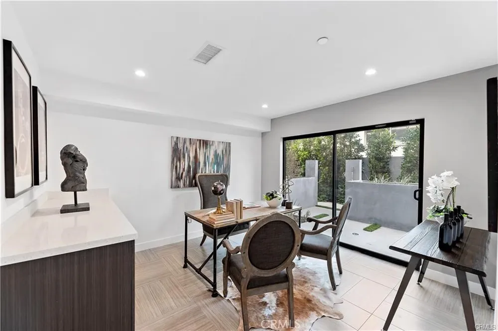 11858 W Flower Lane Valley Village, CA 91607