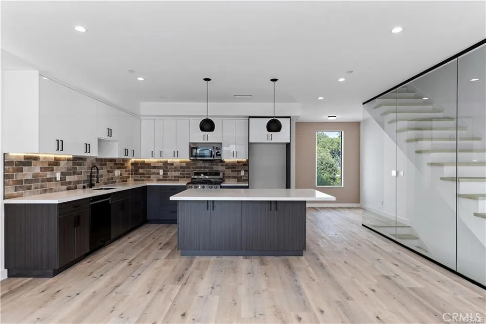 11858 W Flower Lane Valley Village, CA 91607
