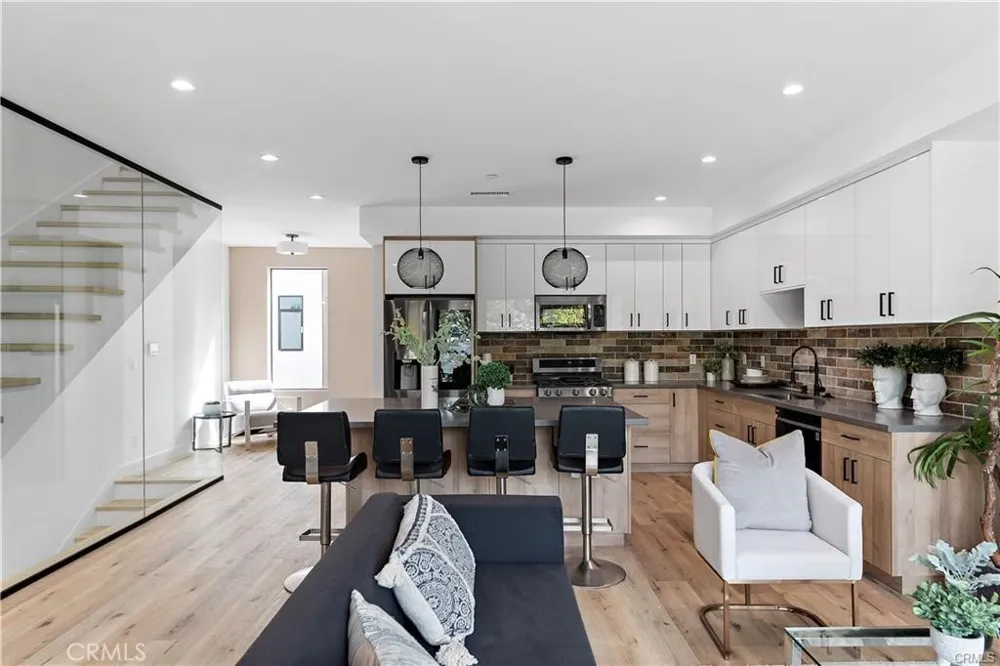 11858 W Flower Lane Valley Village, CA 91607