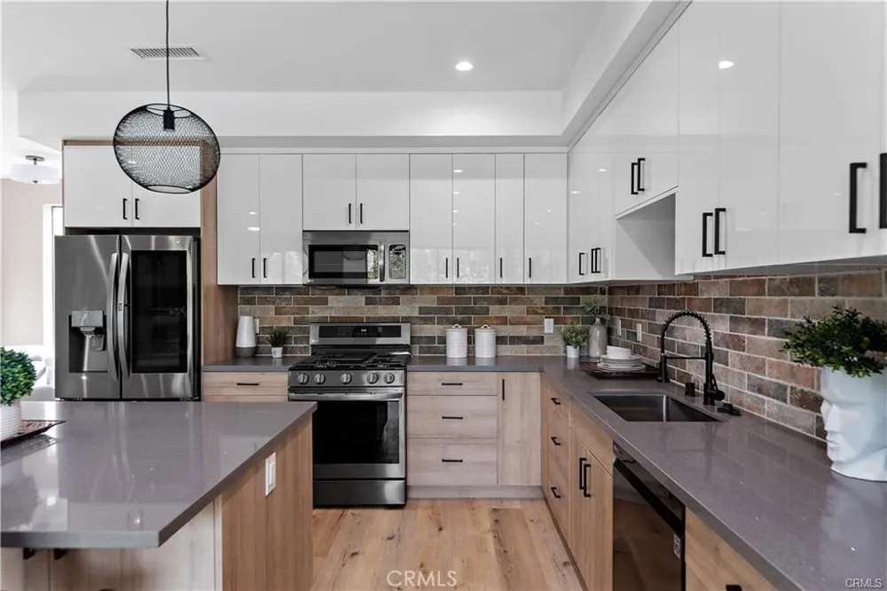 11858 W Flower Lane Valley Village, CA 91607