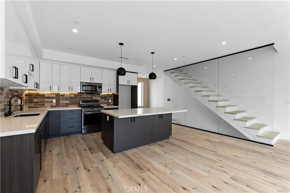 11858 W Flower Lane Valley Village, CA 91607