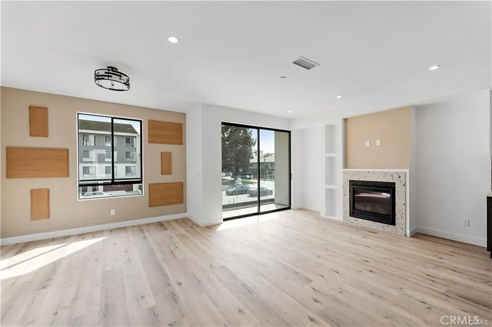 11858 W Flower Lane Valley Village, CA 91607