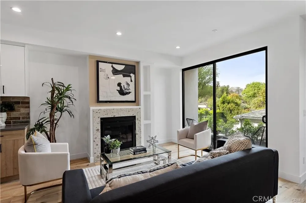 11858 W Flower Lane Valley Village, CA 91607