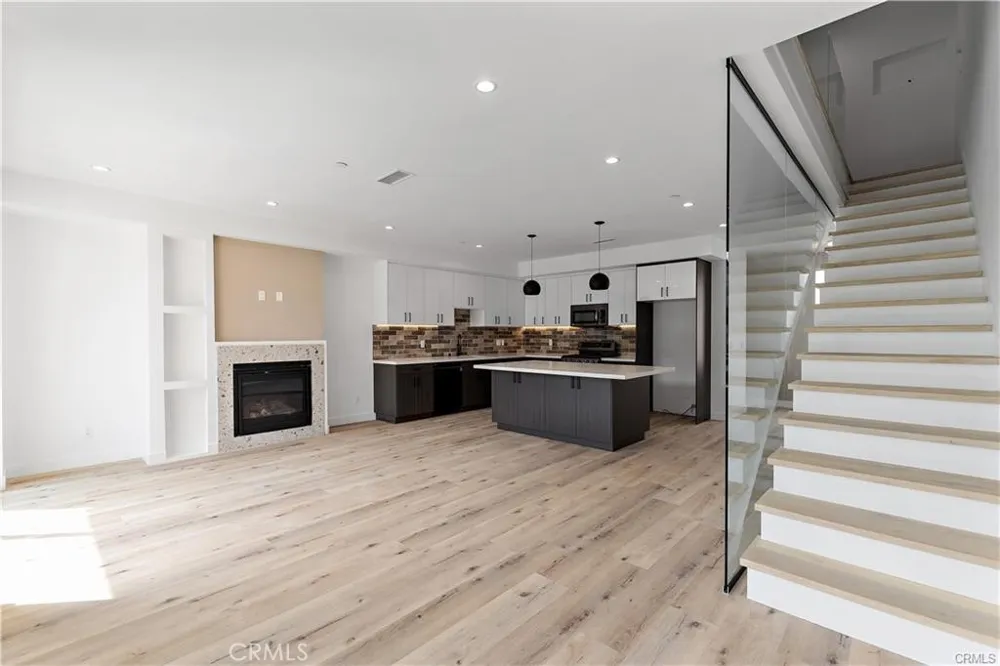 11858 W Flower Lane Valley Village, CA 91607