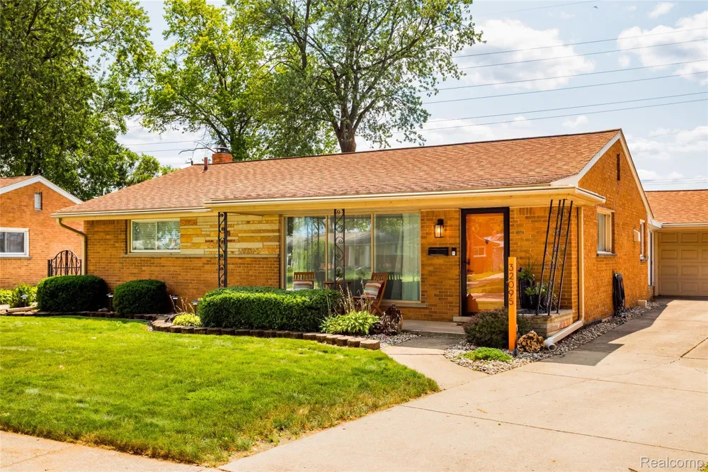 32095 Saint Annes Drive Warren City, MI 48092