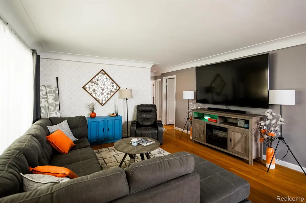 32095 Saint Annes Drive Warren City, MI 48092