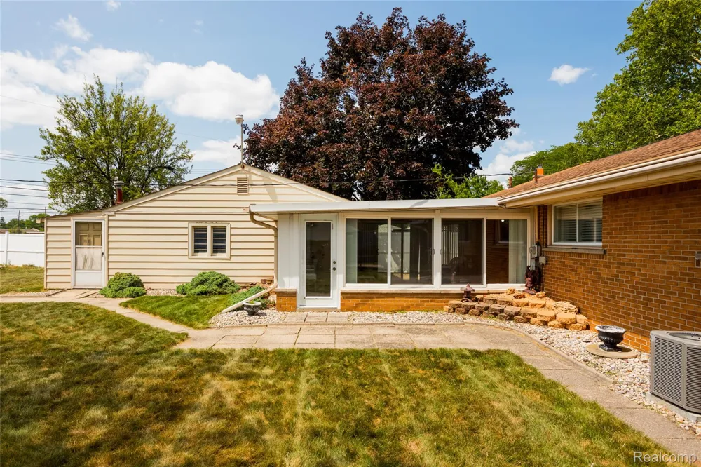 32095 Saint Annes Drive Warren City, MI 48092