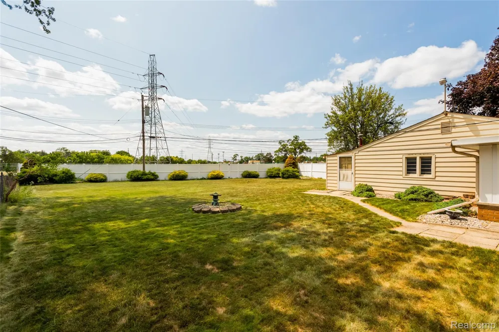 32095 Saint Annes Drive Warren City, MI 48092