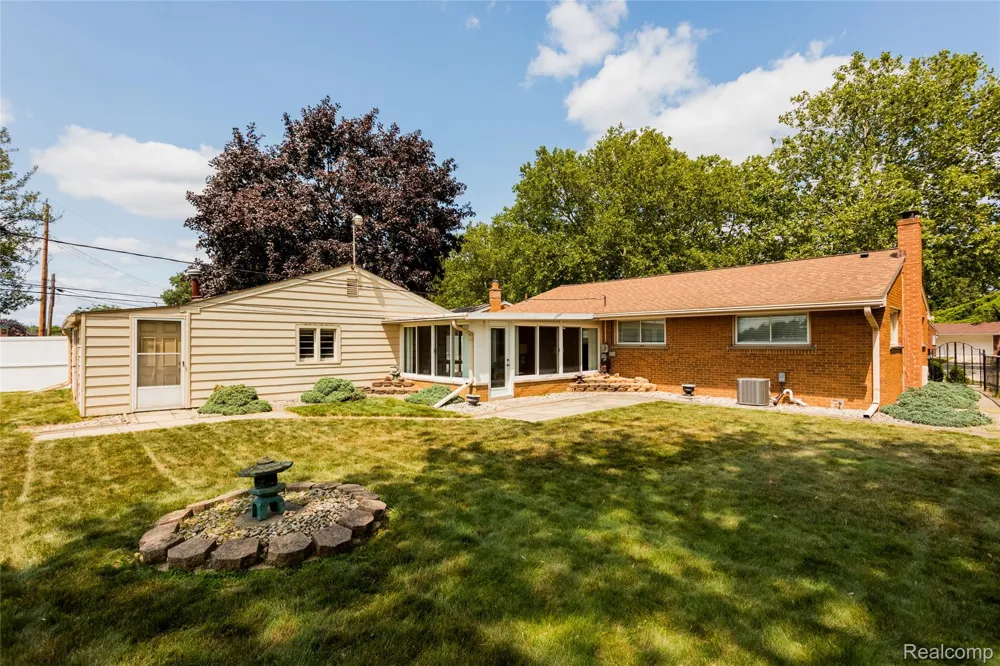 32095 Saint Annes Drive Warren City, MI 48092