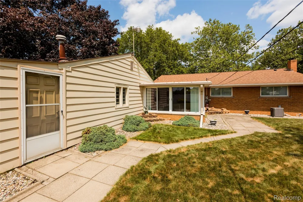 32095 Saint Annes Drive Warren City, MI 48092