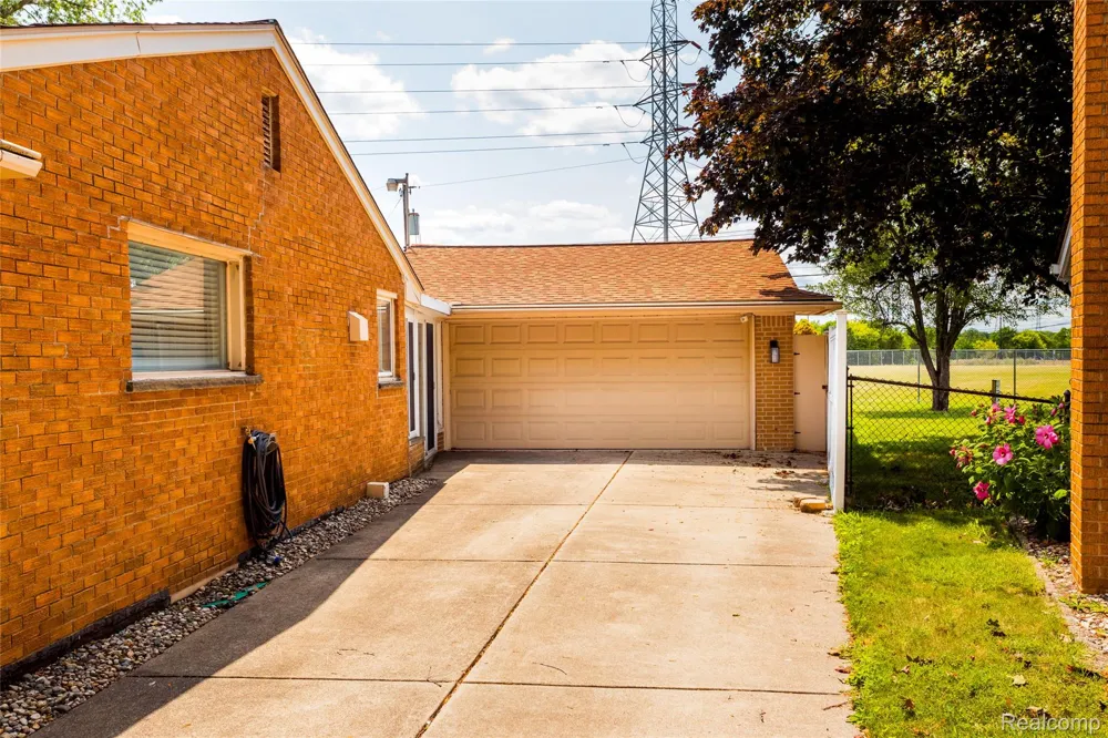 32095 Saint Annes Drive Warren City, MI 48092
