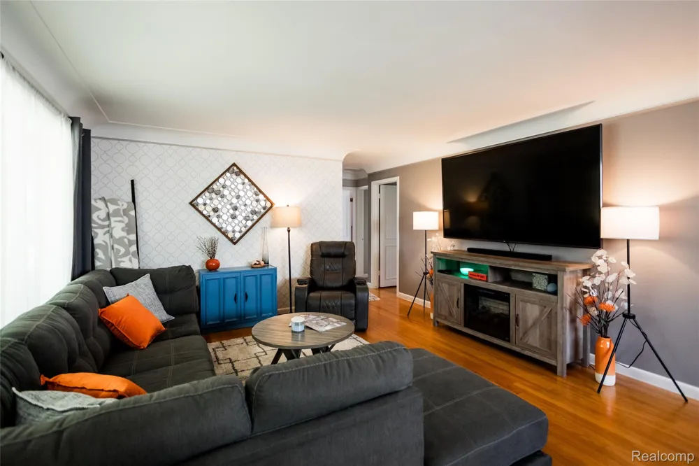 32095 Saint Annes Drive Warren City, MI 48092