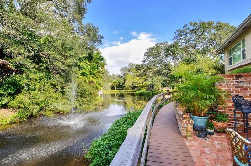 2927 W GANDY BOULEVARD Tampa, FL 33611