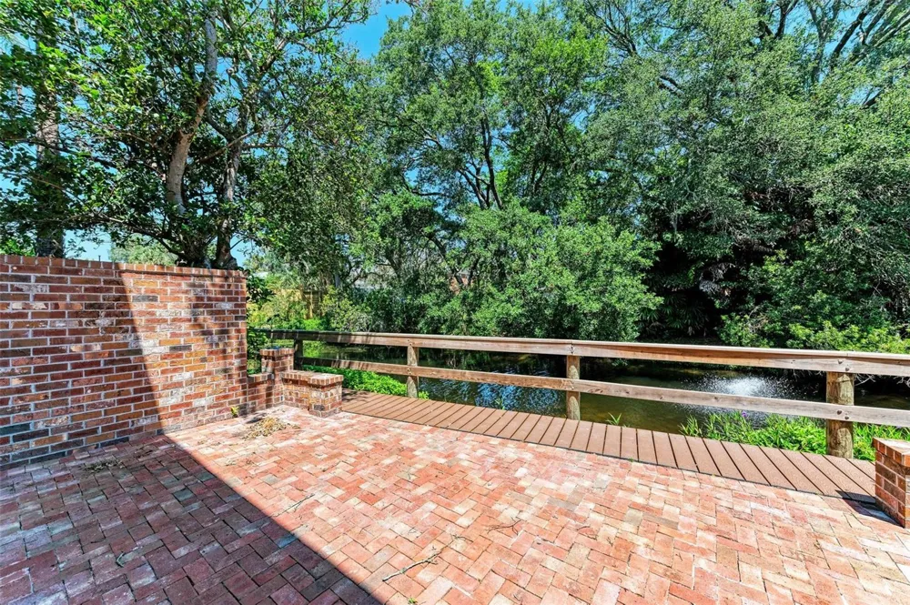 2927 W GANDY BOULEVARD Tampa, FL 33611