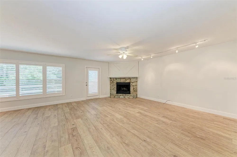 2927 W GANDY BOULEVARD Tampa, FL 33611