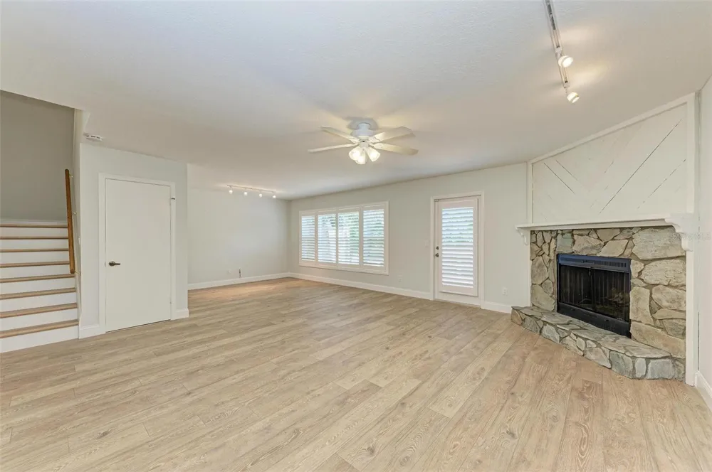 2927 W GANDY BOULEVARD Tampa, FL 33611
