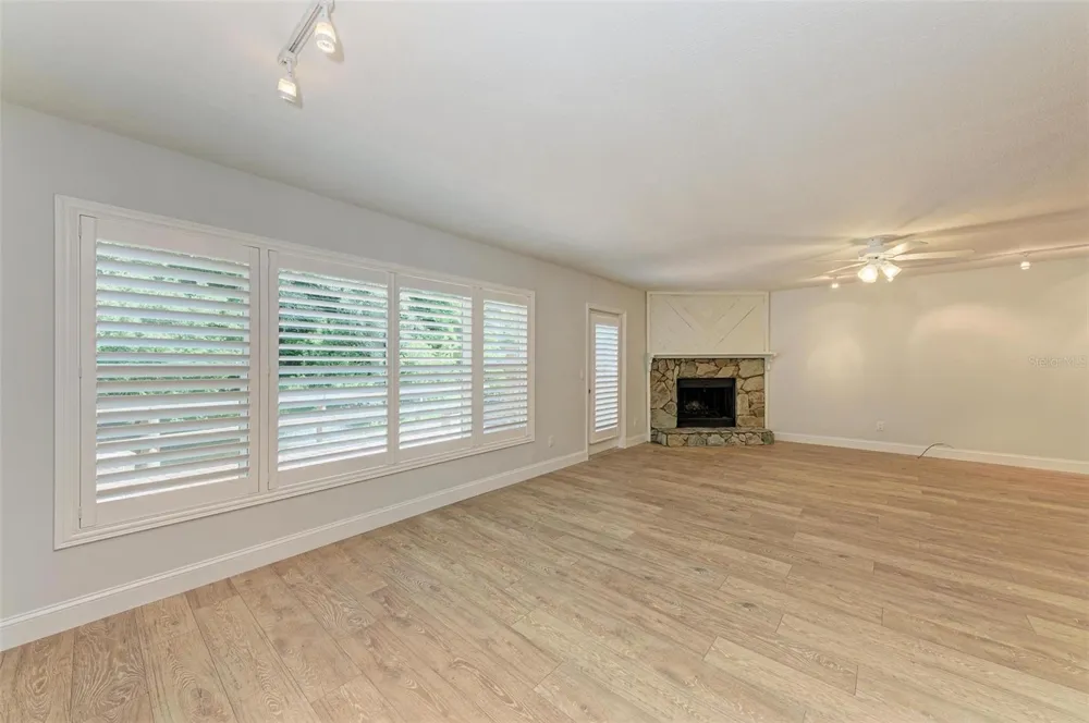 2927 W GANDY BOULEVARD Tampa, FL 33611
