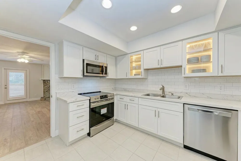 2927 W GANDY BOULEVARD Tampa, FL 33611