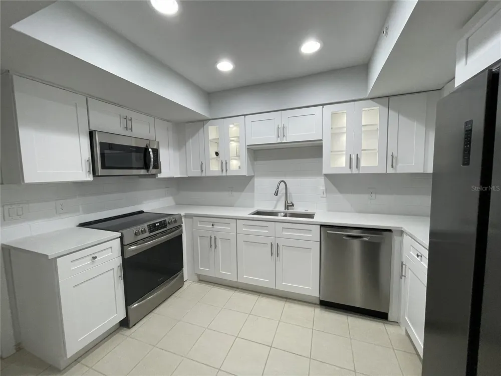 2927 W GANDY BOULEVARD Tampa, FL 33611