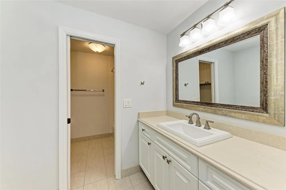2927 W GANDY BOULEVARD Tampa, FL 33611