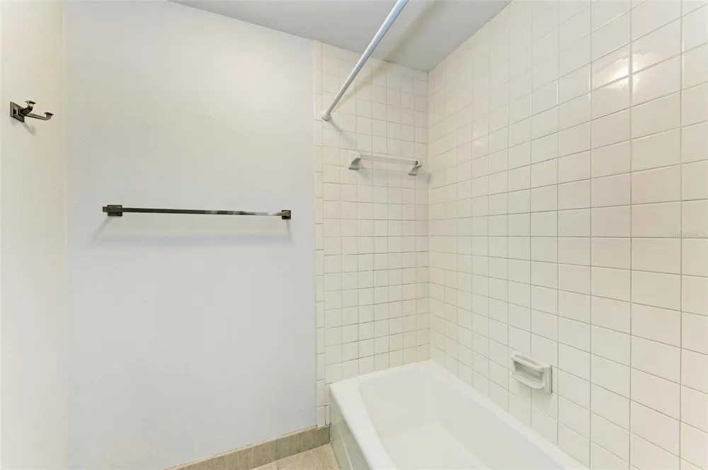 2927 W GANDY BOULEVARD Tampa, FL 33611