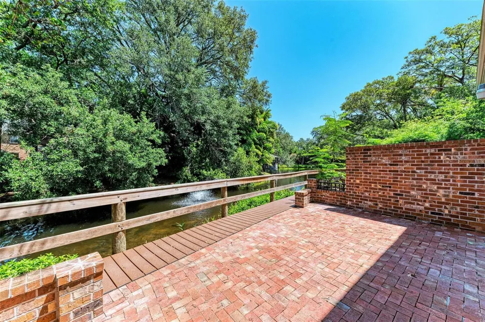 2927 W GANDY BOULEVARD Tampa, FL 33611