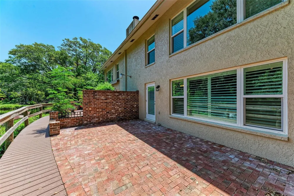 2927 W GANDY BOULEVARD Tampa, FL 33611