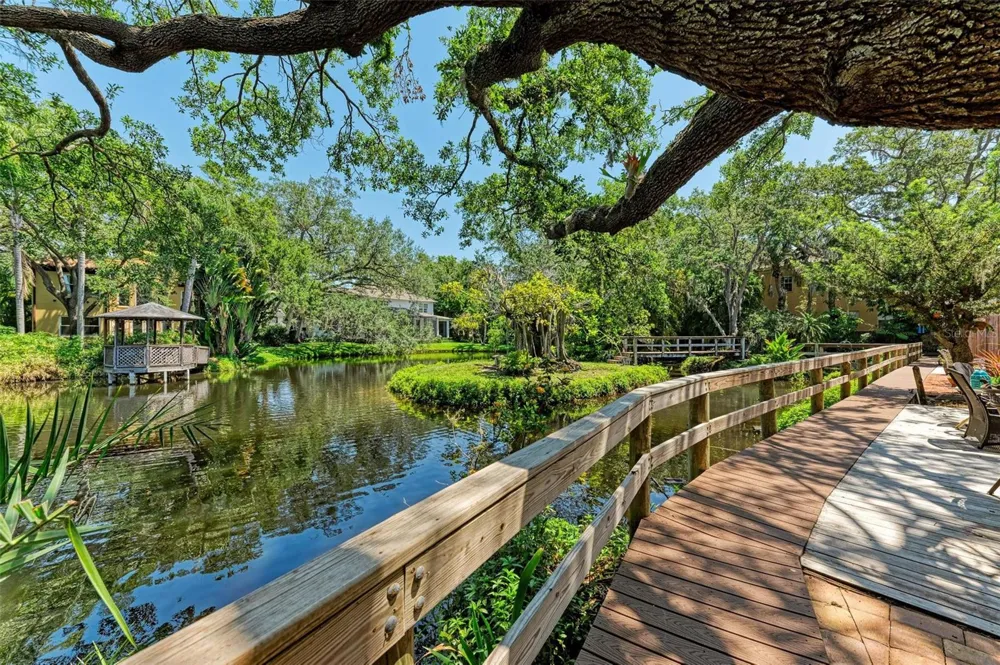 2927 W GANDY BOULEVARD Tampa, FL 33611