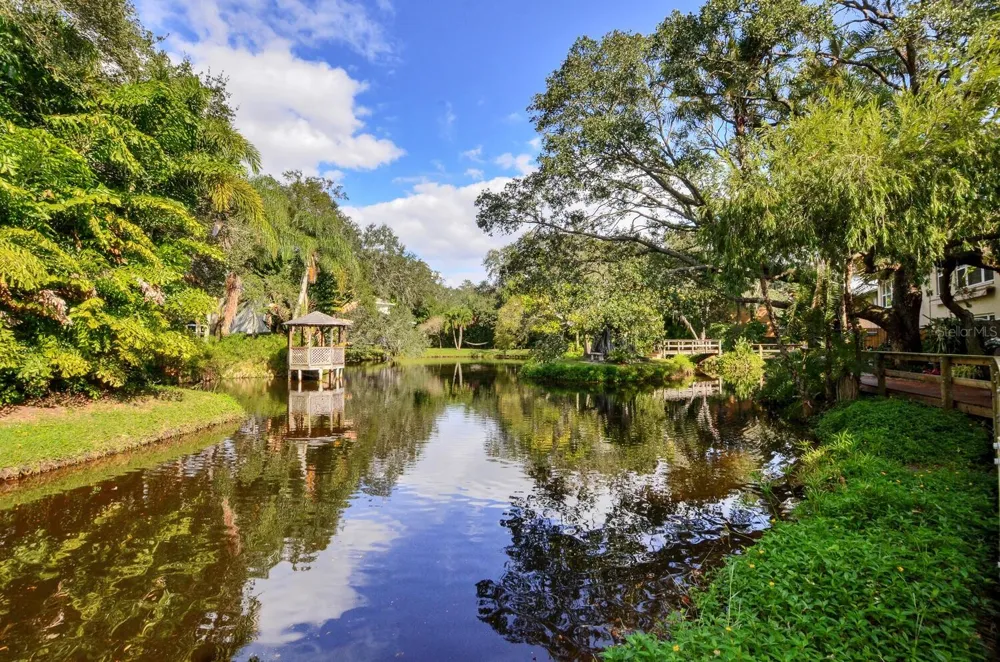 2927 W GANDY BOULEVARD Tampa, FL 33611