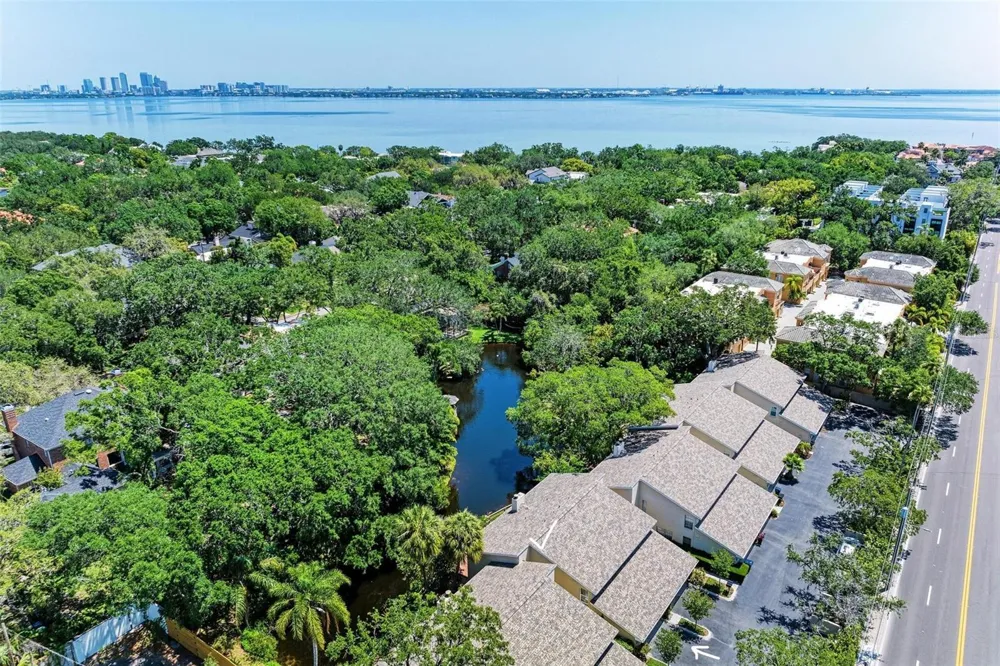 2927 W GANDY BOULEVARD Tampa, FL 33611