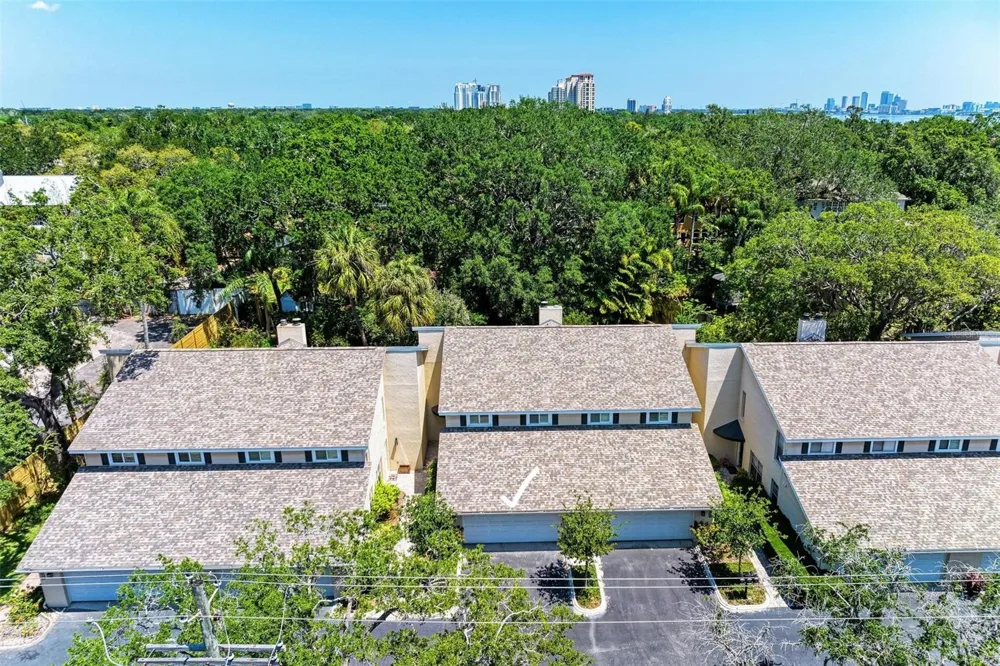 2927 W GANDY BOULEVARD Tampa, FL 33611