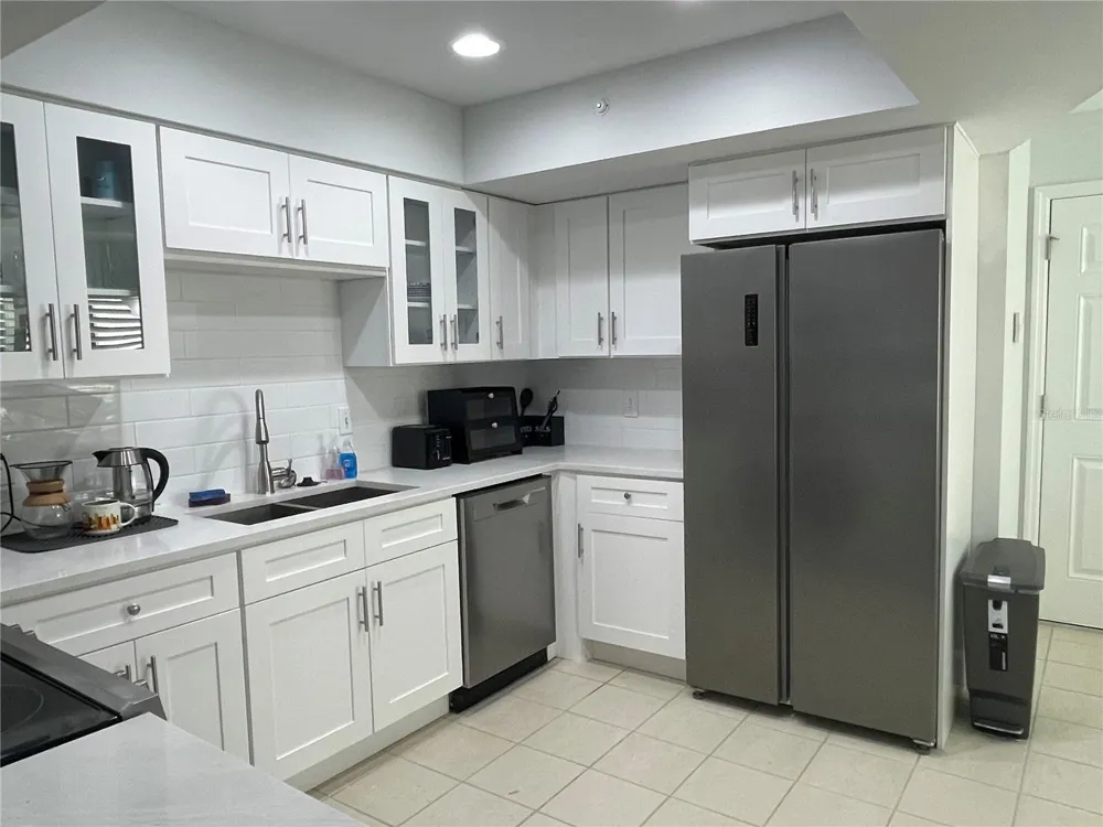 2927 W GANDY BOULEVARD Tampa, FL 33611
