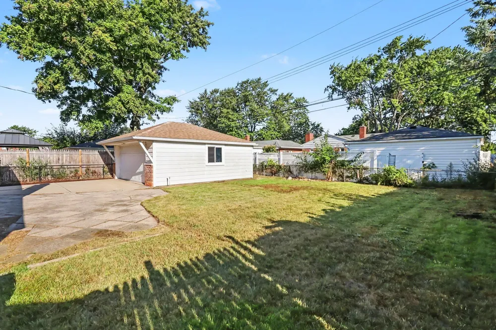 4813 Lutz Drive Warren City, MI 48092