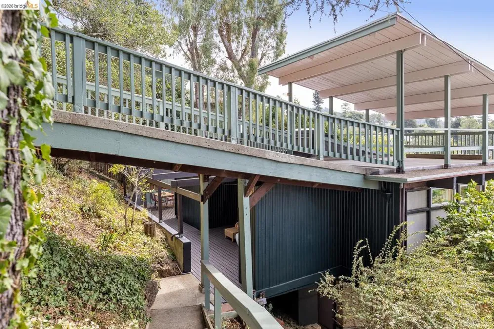 1999 Gaspar DR Oakland, CA 94611
