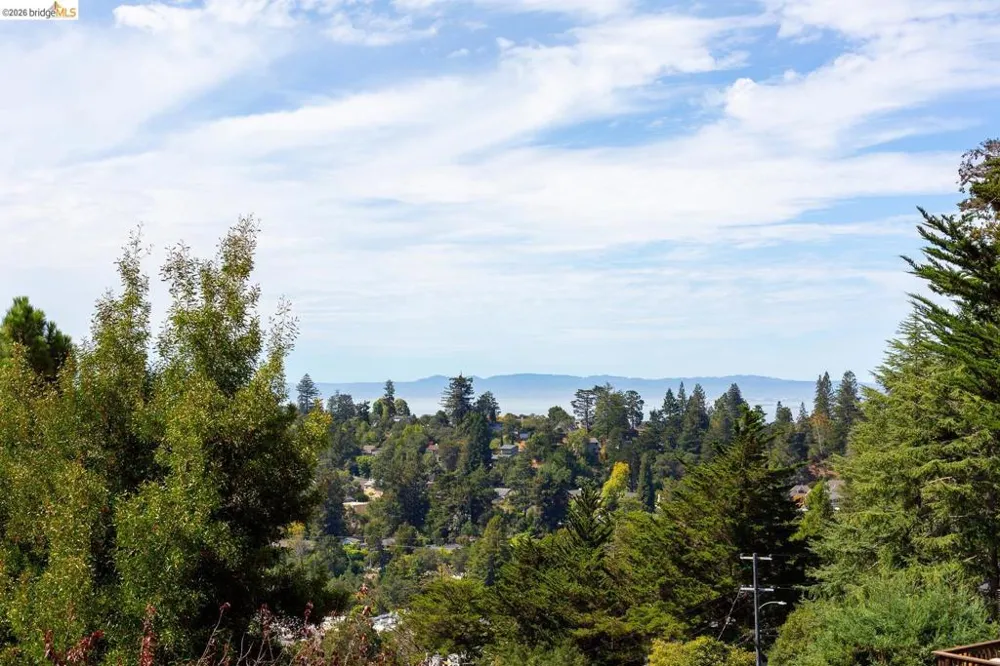 1999 Gaspar DR Oakland, CA 94611
