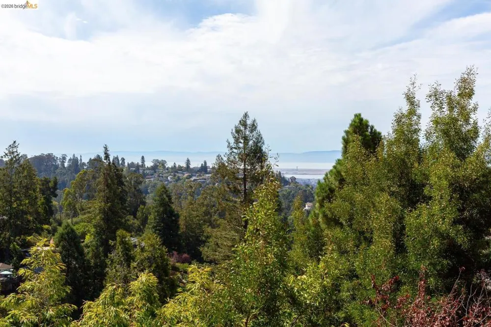 1999 Gaspar DR Oakland, CA 94611