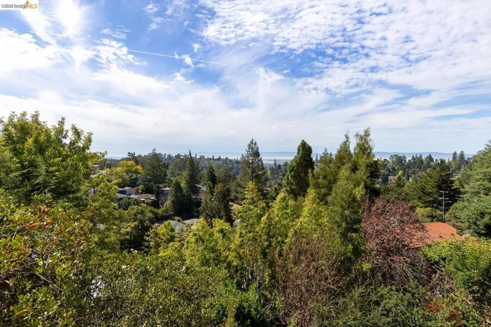 1999 Gaspar DR Oakland, CA 94611