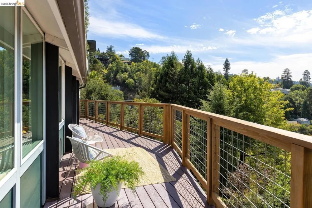 1999 Gaspar DR Oakland, CA 94611