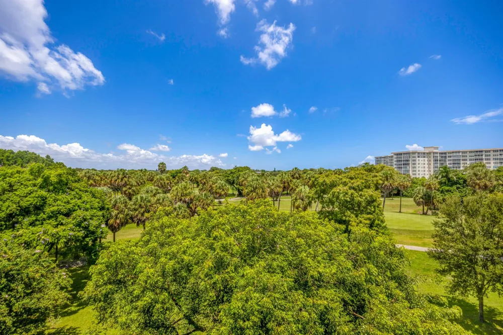 3960 Oaks Clubhouse Drive #504 Pompano Beach, FL 33069