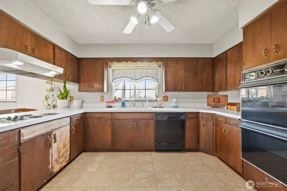 697 Conrad Road Touchet, WA 99360