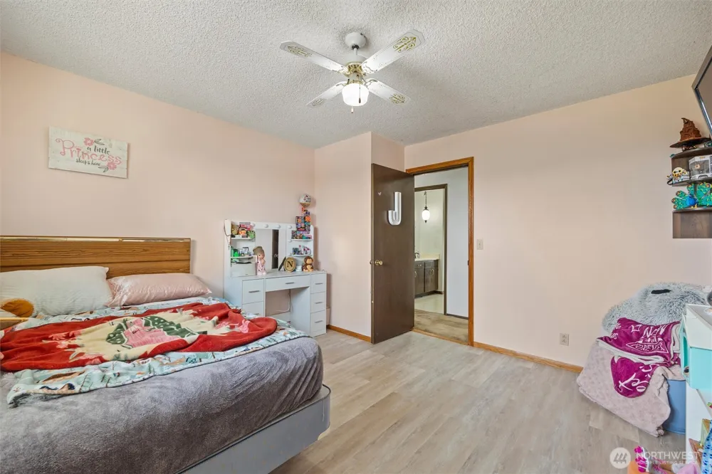 697 Conrad Road Touchet, WA 99360