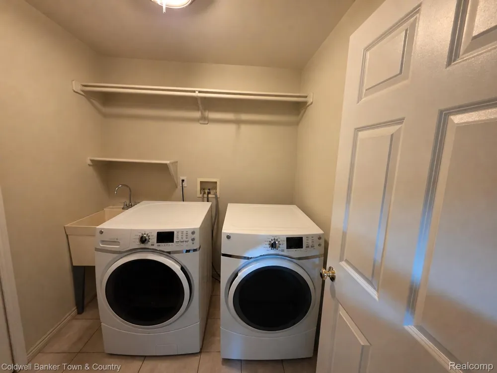 5555 Bentwood Lane Commerce Charter Township, MI 48382