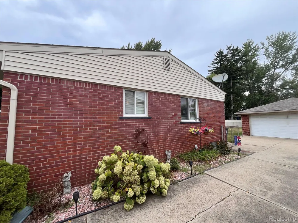 9423 Sylvester Street Taylor City, MI 48180