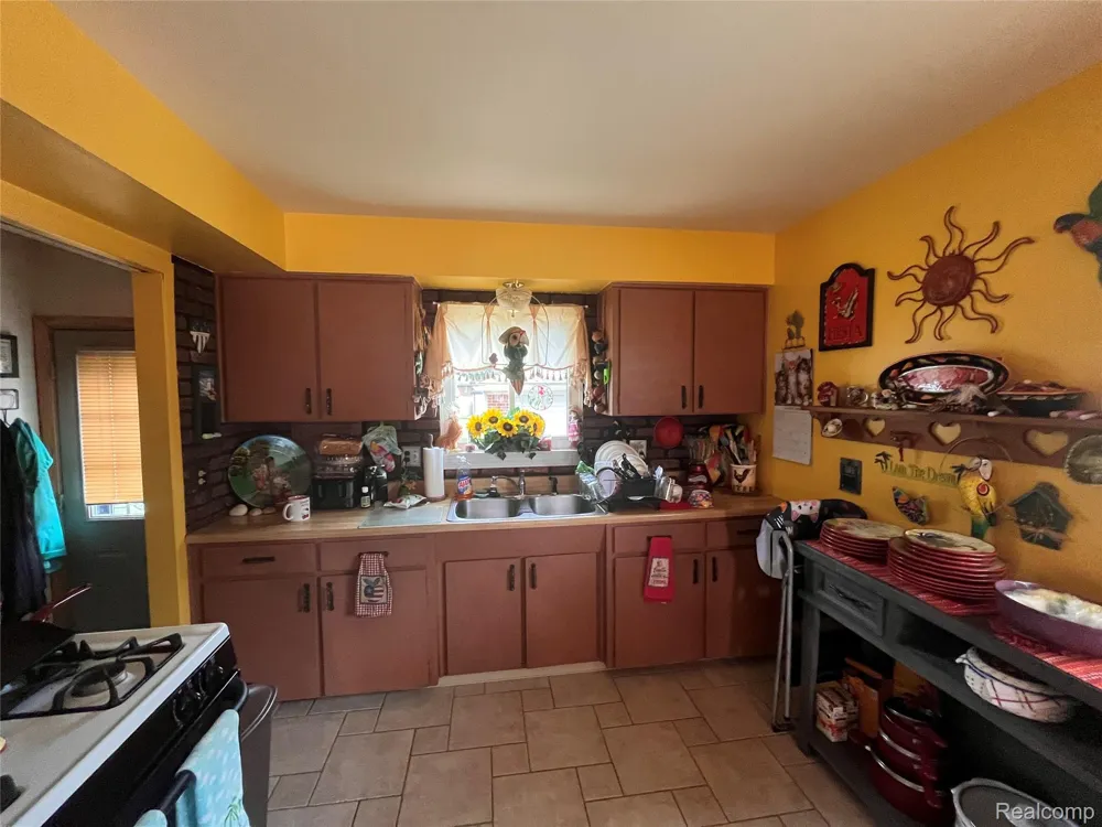 9423 Sylvester Street Taylor City, MI 48180