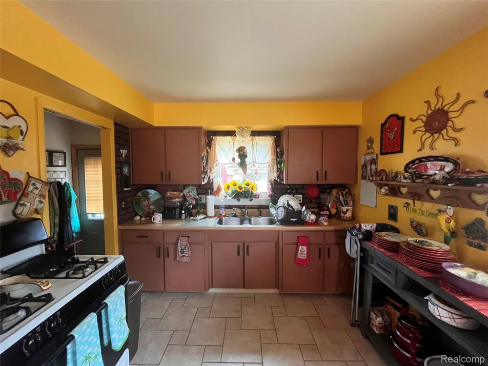 9423 Sylvester Street Taylor City, MI 48180