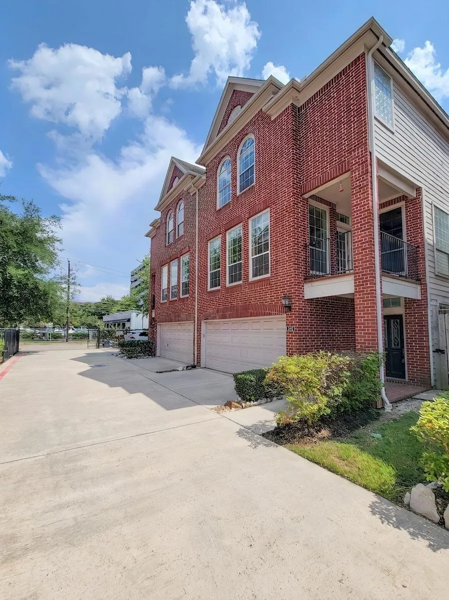 34 Waugh #B Houston, TX 77007
